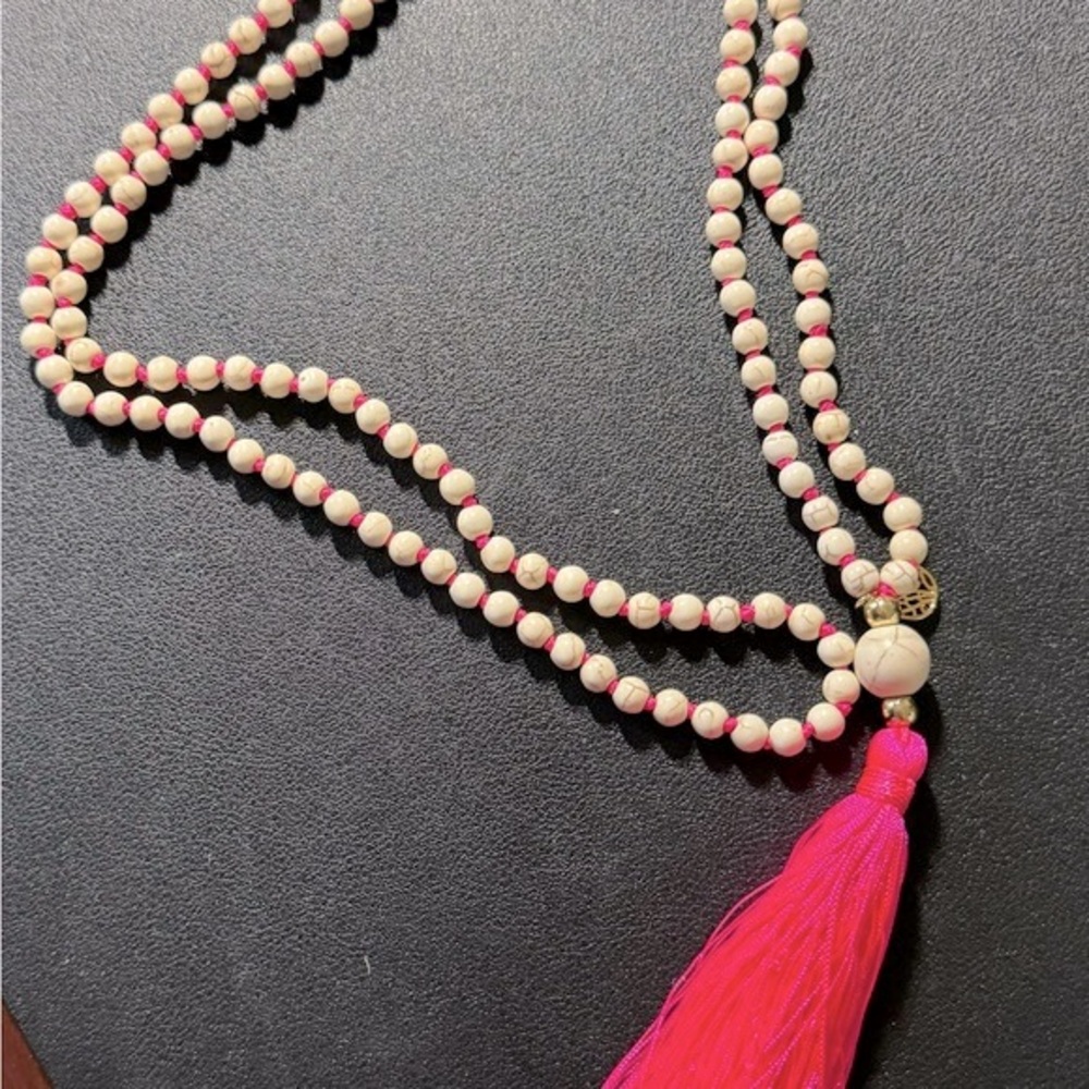 NWOT LILLY PULITZER 24” Long Pink Tassel Necklace, gold accents, cream beads